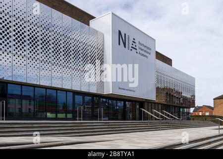 L'ultra moderna Northampton International Academy, rinnovata da un ex Royal Mail Sorting Office, Northampton, Regno Unito Foto Stock