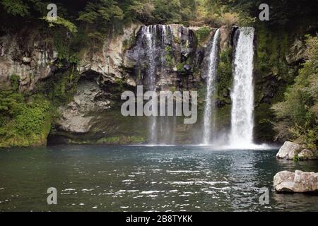 Cascata di Cheonjiyeon a Seogwipo, Isola di Jeju, Corea Foto Stock