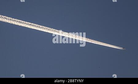 Aereo con contrasti a quota crociera contro il cielo blu. Foto Stock