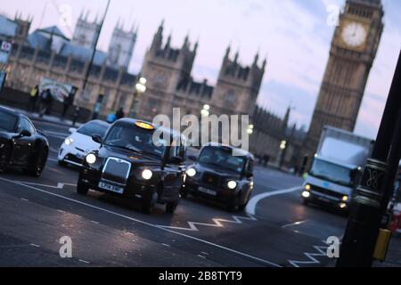 Taxi che scende lungo Westminster Bridge a Londra Foto Stock