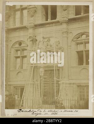 Installazione della statua ad alto rilievo di Enrico IV nel 1838 sul timpano della porta centrale del Municipio, 4 ° distretto, Parigi. Le Marais. Installation de la statuine en haut relief d'Henri IV sur le tyman de la porte centrale de l'Hôtel de Ville, Paris (IVème arr.), 1838. Parigi, musée Carnavalet. Foto Stock