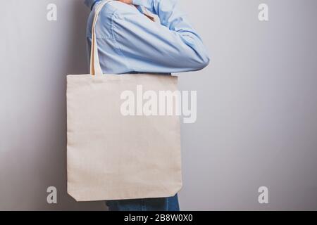 Ragazza in camicia blu contiene cotone vuoto eco borsa tote, Foto Stock