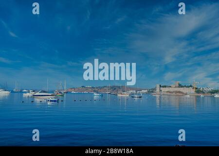 Centro di Bodrum con castello, spiaggia e porto turistico. Vista sulla spiaggia di Bodrum, case bianche tradizionali, barche, yacht a Bodrum città Turchia. Foto Stock