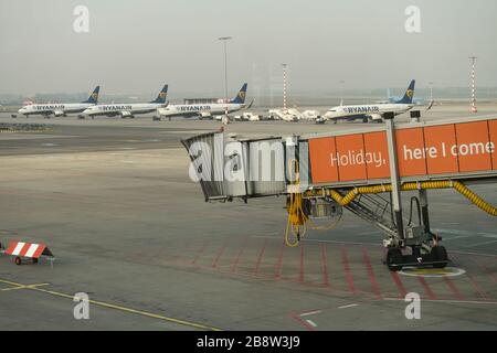 Gli aerei Ryanair sono visti all'aeroporto Vaclav Havel di Praga, Repubblica Ceca, il 22 marzo 2020. (Foto CTK/Michal Kamaryt) Foto Stock