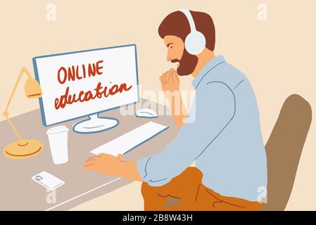 Uomo che impara online con il computer e le cuffie mentre si siede al posto di lavoro a casa. Concetto di formazione online. Illustrazione vettoriale colorata in stile cartoon piatto Illustrazione Vettoriale