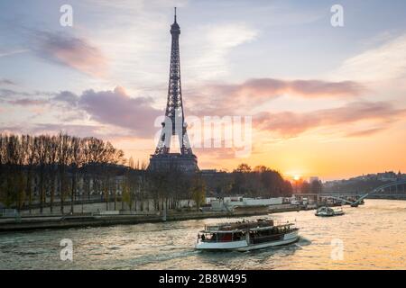 Parigi, Tramonto sulla Senna e Torre Eiffel Foto Stock
