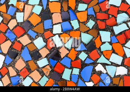 Colorate vecchie piastrelle di mosaico in ceramica sbriciolante. Trama astratta. Foto Stock