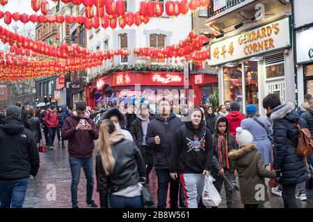 LONDRA, Regno Unito - 20 marzo 2020: Chinatown con persone non identificate in un giorno di pioggia. Chinatown e' parte dell'area di Soho con una gamma di ristoranti Cinesi Foto Stock