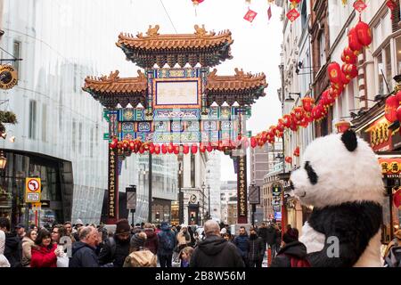 LONDRA, Regno Unito - 20 marzo 2020: Chinatown con persone non identificate in un giorno di pioggia. Chinatown e' parte dell'area di Soho con una gamma di ristoranti Cinesi Foto Stock