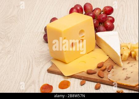 diversi tipi di formaggio su un asse di legno. Vista dall'alto Foto Stock