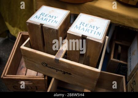 Londra, Regno Unito - 13 febbraio 2020 Spitalfields mercato delle pulci. Champagne in legno e scatole remy martini. Foto Stock