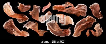 Jamon a fette, prosciutto crudo italiano secco, prosciutto spagnolo su fondo nero Foto Stock