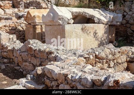 Rovine sarcofago nella necropoli dell'antica città di Patara, Antalya, Turchia. Foto Stock