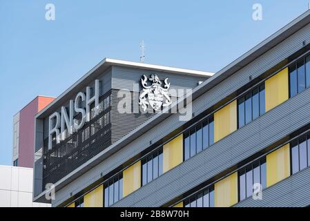 Il logo RNSH si trova nella parte superiore della struttura principale del Royal North Shore (acute and General) Hospital di St Leonards, Sydney, New South Wales, Australia Foto Stock