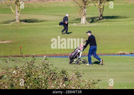 Station Lane, Milford, Surrey, Regno Unito. 23 marzo 2020. Gli amanti del golf potranno raggiungere il campo da golf del Milford Golf Club, vicino a Godalming, nel Surrey. Oggi potrebbe essere l’ultimo giorno in cui sono in grado di farlo se il Regno Unito dovesse bloccarsi a causa dell’epidemia di Coronavirus. Credit: james jagger/Alamy Live News Foto Stock