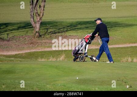 Station Lane, Milford, Surrey, Regno Unito. 23 marzo 2020. Gli amanti del golf potranno raggiungere il campo da golf del Milford Golf Club, vicino a Godalming, nel Surrey. Oggi potrebbe essere l’ultimo giorno in cui sono in grado di farlo se il Regno Unito dovesse bloccarsi a causa dell’epidemia di Coronavirus. Credit: james jagger/Alamy Live News Foto Stock