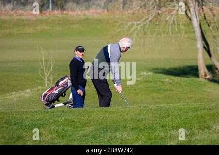 Station Lane, Milford, Surrey, Regno Unito. 23 marzo 2020. Gli amanti del golf potranno raggiungere il campo da golf del Milford Golf Club, vicino a Godalming, nel Surrey. Oggi potrebbe essere l’ultimo giorno in cui sono in grado di farlo se il Regno Unito dovesse bloccarsi a causa dell’epidemia di Coronavirus. Credit: james jagger/Alamy Live News Foto Stock