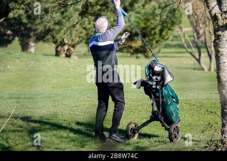 Station Lane, Milford, Surrey, Regno Unito. 23 marzo 2020. Gli amanti del golf potranno raggiungere il campo da golf del Milford Golf Club, vicino a Godalming, nel Surrey. Oggi potrebbe essere l’ultimo giorno in cui sono in grado di farlo se il Regno Unito dovesse bloccarsi a causa dell’epidemia di Coronavirus. Credit: james jagger/Alamy Live News Foto Stock