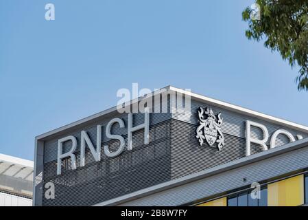 Il logo RNSH si trova nella parte superiore della struttura principale del Royal North Shore (acute and General) Hospital di St Leonards, Sydney, New South Wales, Australia Foto Stock