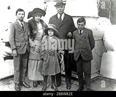 ARTHUR CONAN DOYLE (1859-1930) medico scozzese e romanziere arriva a New York nel 1922 con la sua famiglia. Da sinistra: Denis, seconda moglie Jean, figlia Jean, Doyle, Adrian. Foto: Baines News Service. Foto Stock