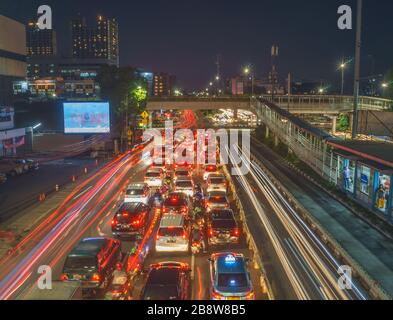 Enorme traffico in serata nella zona centrale di Matraman a DKI Jakarta, Indonesia. Preso da un ponte di flyover con una lunga esposizione Foto Stock