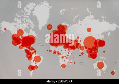 BUCAREST, ROMANIA - 23 MARZO 2020: Mappa del mondo con Pandemia di Coronavirus che si diffonde in tutto il globo Foto Stock