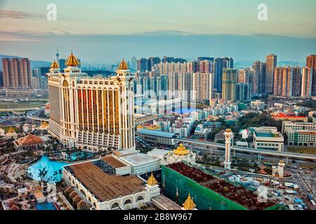 Vista aerea del Galaxy Macau Hotel, un lussuoso complesso turistico, al crepuscolo. Cotai, Macao, Cina. Foto Stock