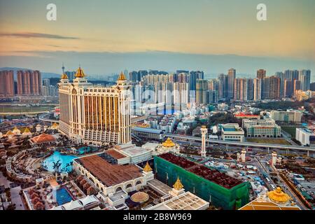 Vista aerea del Galaxy Macau Hotel, un lussuoso complesso turistico, al crepuscolo. Cotai, Macao, Cina. Foto Stock