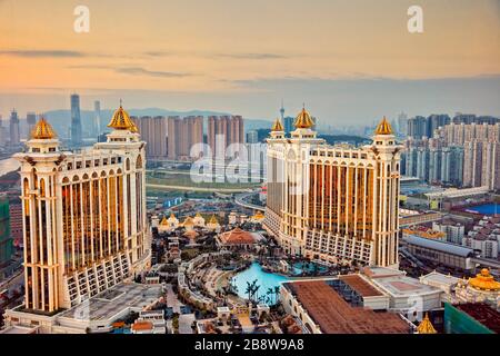 Vista aerea del Galaxy Macau Hotel, un lussuoso complesso turistico, al crepuscolo. Cotai, Macao, Cina. Foto Stock