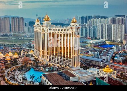 Vista aerea del Galaxy Macau Hotel, un lussuoso complesso turistico, al crepuscolo. Cotai, Macao, Cina. Foto Stock