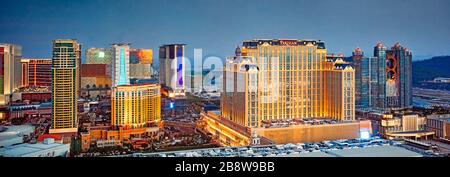 Vista aerea del Parigino Macao Hotel e degli edifici circostanti illuminati di notte. Cotai, Macao, Cina. Foto Stock