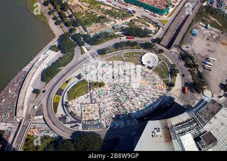 Vista aerea del raccordo della strada circolare e del cantiere vicino alla Torre di Macau. Macao, Cina. Foto Stock