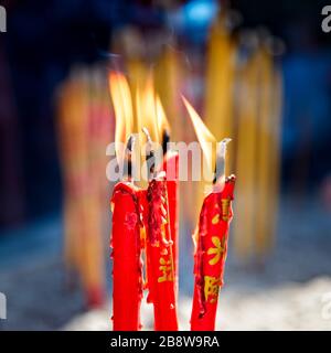 Bruciare candele rosse nel Tempio DI A-ma. Macao, Cina. Foto Stock