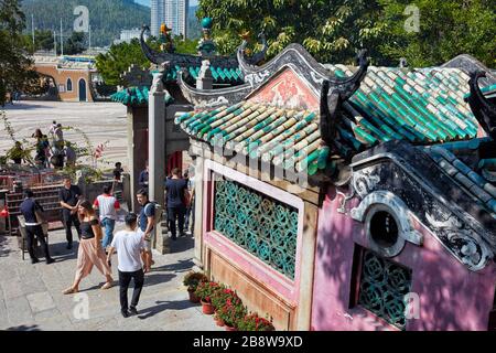 Persone che camminano al Tempio DI A-ma. Macao, Cina. Foto Stock