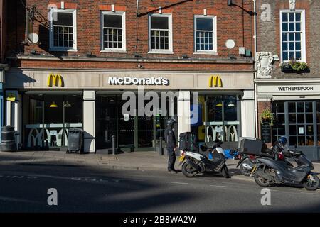 Windsor, Berkshire, Regno Unito. 23 marzo 2020. McDonald's Restaurants nel Regno Unito hanno annunciato che chiuderanno temporaneamente tutti i loro 1270 ristoranti nel Regno Unito alla fine di oggi a causa dell'esclamazione del Pandemic di Coronavirus. Questa mattina a Windsor gli autisti erano a disposizione per fare colazione ai locali. Credit: Maureen McLean/Alamy Live News Foto Stock