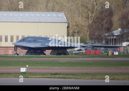 Northrop Grumman B-2 Spirito di New York bombardiere furtivo in partenza per gli Stati Uniti dopo esercizi in Europa, RAF Fairford, Regno Unito Foto Stock