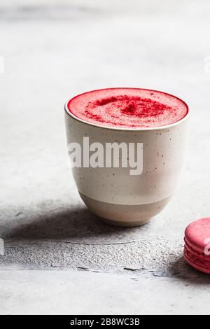 Latte di barbabietola rosa in vetro ceramico. Foto Stock