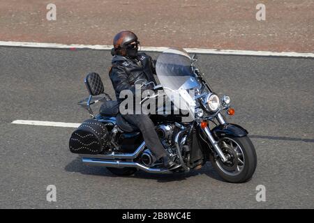 Harley Davidson motociclista; traffico veicolare, trasporto a due posti, veicoli moderni, motocicli, veicoli cruiser, strade, moto, motociclisti che guidano sull'autostrada M6 Chorley, Regno Unito Foto Stock