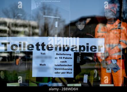 Berlino, Germania. 23 marzo 2020. In una vetrina, una scritta produce 'carta igienica - consegna da 10 pacchetti via telefono o e-mail'. Pubblicità per la consegna di carta igienica. A causa degli acquisti di criceto, la carta igienica era temporaneamente fuori magazzino in alcuni supermercati. Credit: Britta Pedersen/dpa-Zentralbild/dpa - ATTENZIONE: Per motivi legali, il numero di telefono sulla bacheca è stato pixelated/dpa/Alamy Live News Foto Stock