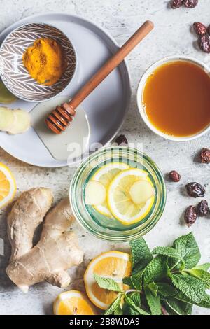 Bevande calde con curcuma, zenzero, miele, menta e limone. Bevanda per sollevare il concetto di immunità. Foto Stock