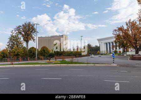 Tashkent, Uzbekistan - 3 novembre 2019: L'edificio dell'hotel Uzbekistan a Tashkent. Hotel 5 stelle a Tashkent. Foto Stock