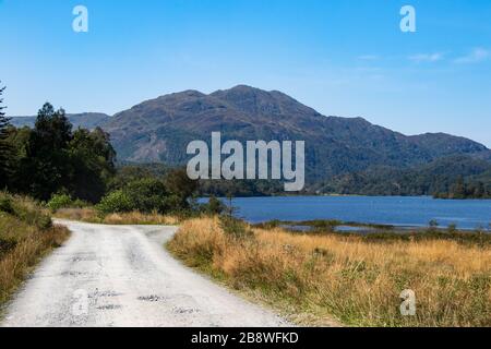 Splendida vista sul Loch Lomond e sul Trossachs Nationalpark nelle Highlands scozzesi Foto Stock