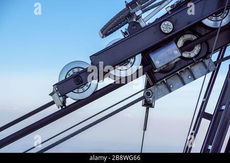 Un meccanismo che tira una fune d'acciaio su uno skilift. Foto Stock