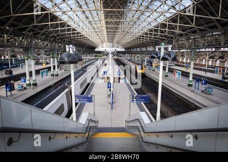 Manchester, Regno Unito. 23 marzo 2020. Manchester, Regno Unito 23 marzo 2020. Un pulitore indossa una maschera come precauzione contro la diffusione del coronavirus durante la pulizia della stazione ferroviaria. Credit: ÊAndy Barton/Alamy Live News Foto Stock