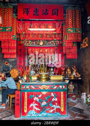 Altare nel Tempio di Na Tcha, costruito nel 1888 e dedicato al culto della divinità popolare cinese Na Tcha. Macao, Cina. Foto Stock