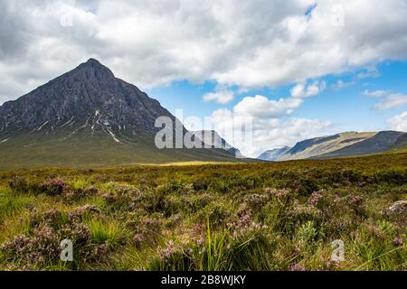 Bella vista nella valle di Glencoe intorno alla zona delle tre sorelle negli altopiani della Scozia Foto Stock