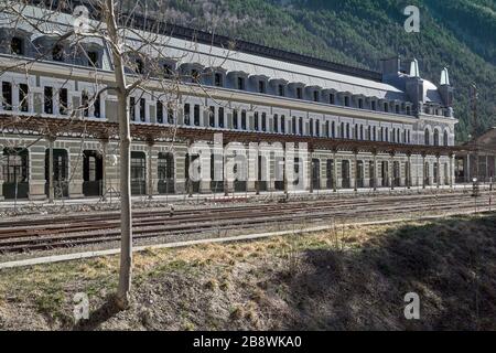 Monumento Stazione ferroviaria del 20 ° secolo nel comune spagnolo di Canfranc, vicino al confine con la Francia. Pozzo di interesse culturale, Spagna. Foto Stock