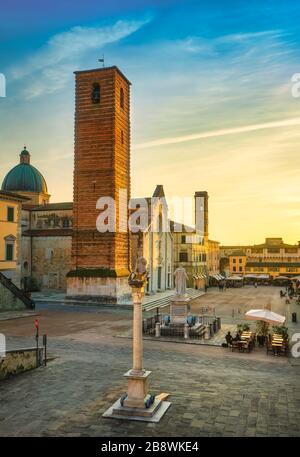 Pietrasanta città vecchia vista al tramonto, San Martino cattedrale e la torre civica. Versilia Lucca Toscana Italia Europa Foto Stock