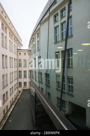 Lipsia, Germania. 14 Feb 2020. Il vecchio edificio della Biblioteca Nazionale tedesca di Lipsia si riflette in un nuovo edificio dell'Archivio musicale tedesco. La Biblioteca Nazionale tedesca, con uffici a Lipsia e Francoforte sul meno, raccoglie tutto ciò che è stato pubblicato in tedesco dal 1913. Lo stock di 36 milioni di supporti attualmente comprende 387 chilometri di scaffali. Una delle attività più importanti al momento è la strada verso l'era digitale. Credit: Jan Woitas/dpa-Zentralbild/ZB/dpa/Alamy Live News Foto Stock