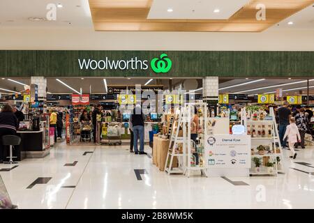 Adelaide, Australia - 17 agosto 2019: Ingresso Woolworth con i clienti visti dall'interno del centro commerciale Unley Foto Stock